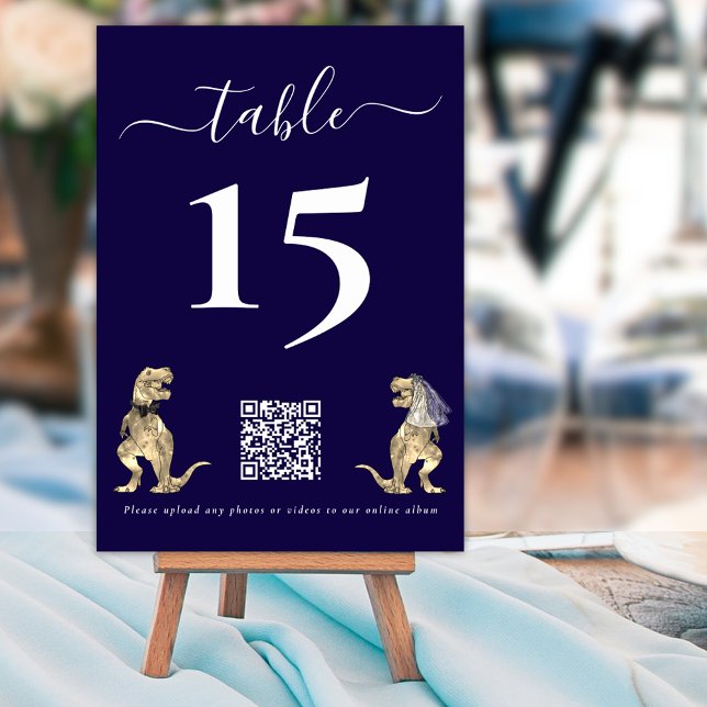 Dinosaur Wedding Navy Blue QR Code für Fotos Tischnummer (Dinosaur wedding photo qr code upload elegant script navy blue and white custom table number card)