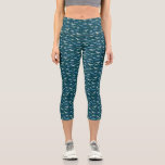 Dinosaurier Aquamarines grünes Muster Capri Leggings<br><div class="desc">Ein lustiges Muster von blauen Dinosauriern,  Tyrannosaurus rex,  Spinosaurus,  Stegosaurus,  Diplodocus und Triceratops auf einem tiefen aquamarinen Hintergrund. Ideal für Paläontologen und Museumskuratoren. Originelle Kunst von Nic Squirrell.</div>