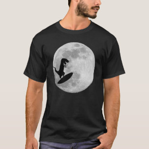 Dinosaurier auf einem Brandungs-Brett im Himmel T-Shirt