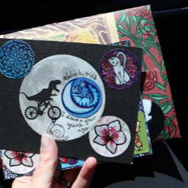 Dinosaurier auf einem Rad mit dem Mond Karte