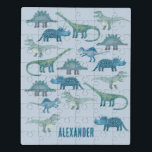 Dinosaurier Blue Personalisiert Puzzle<br><div class="desc">Viele blaue Dinosaurier, Tyrannosaurus rex, Spinosaurus, Stegosaurus, Diplodocus und Triceratops auf einem halbblauen Hintergrund. Ändern Sie den Namen, um ihn zu personalisieren.</div>