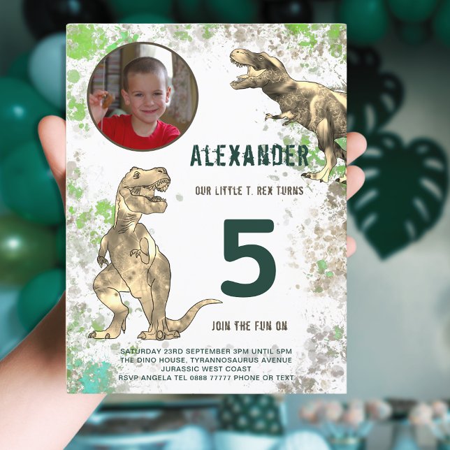 Dinosaurier Boys Birthday Party Foto Einladungspostkarte (Dinosaur jungle 5th birthday party photo template budget postcard invitation green and brown)