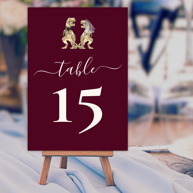 Dinosaurier Bride & Groom Wedding Burgundy & Cream Tischnummer (Dinosaur wedding burgundy & cream custom table number card elegant modern script T-Rex bride & groom)