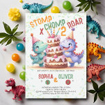 Dinosaurier Party Cake Funny Joint Geschwister Geb Einladung<br><div class="desc">Eine lustige und niedliche Geburtstag-Party Einladung für zwei,  mit einem Dinosaurier-Thema und dem Titel Stomp Chomp & Roar,  mit einer Aquarell-Illustration von zwei bezaubernden Dinosauriern mit Party-Hüten,  Kipp über eine gigantische Geburtstagstorte. Feiern Sie Ihre wilden Kleinen mit dieser lustigen Einladung,  die den Ton für eine wilde Zeit Set.</div>