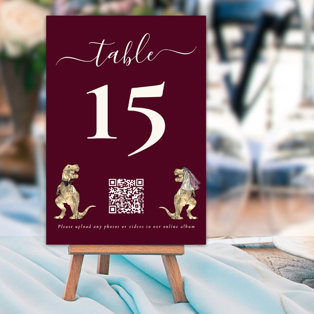 Dinosaurier-Themen-Hochzeit Burgunder QR-Code Tischnummer (Dinosaur theme wedding qr code for photo & video burgundy and cream custom table number cards modern)