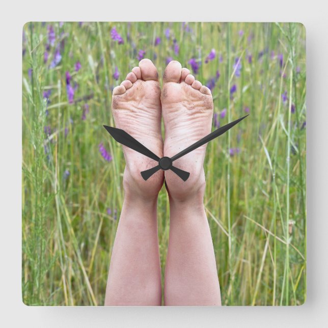 Dirty Bare Feet bei Wildblumen Quadratische Wanduhr (Vorderseite)
