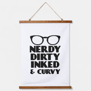 Dirty Nerdy Inacky und Curvy Wandteppich Mit Holzrahmen