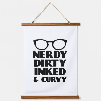 Dirty Nerdy Inacky und Curvy Wandteppich Mit Holzrahmen
