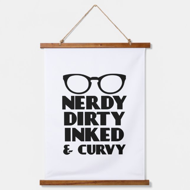 Dirty Nerdy Inacky und Curvy Wandteppich Mit Holzrahmen (Vorderseite)