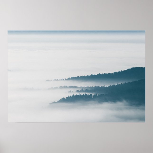 DIschillernde Hügel im Nebel Poster (Vorne)
