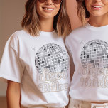 Disco Babe Brautparty MOH Shirt<br><div class="desc">Mit unserer Kollektion Retro Disco Ball Bridal Shower Invitations & Decor können Sie in die Vergangenheit zurückblicken. Tauchen Sie ein in die Nostalgie des 70ers mit gedämpften beigen und grauen Arkaden, die durch zauberhafte Schriftart aus silberfarbenem Glitzer ergänzt werden. Die typische Retro-Disco-Bühne erinnert an eine Zeit des Disco-Glamours und bewahrt...</div>