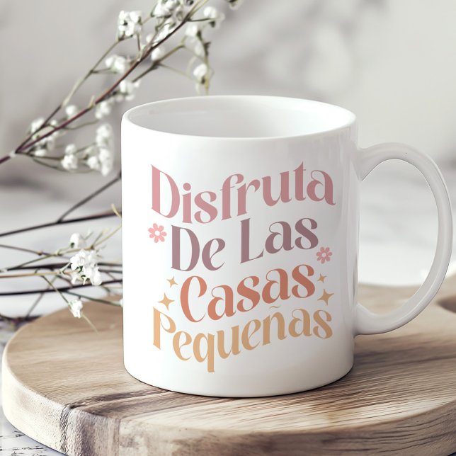 "Disfruta de las casas pequeñas" Boho Inspiration Kaffeetasse ("Disfruta de las casas pequeñas" Boho Inspiration Coffee Mug on a sunny neutral boho kitchen table.)