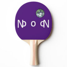 Diskoball auf lila Ping Pong Paddelbahnen