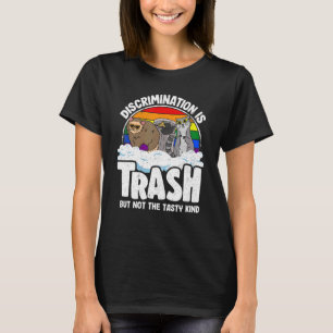 Diskriminierung ist Abfalleimer Gay Pride Raccoon T-Shirt