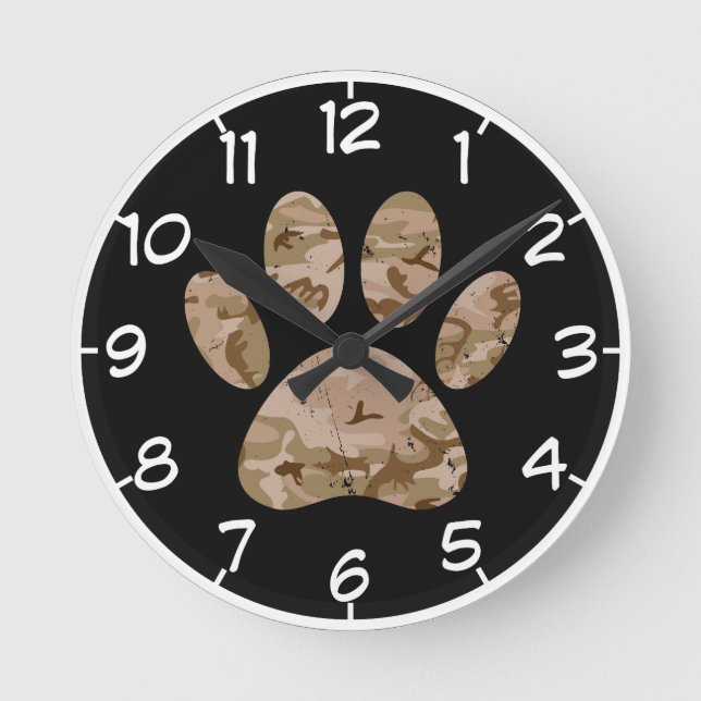 Distressed Desert Camo Dog Paw Print With Numbers Runde Wanduhr (Vorderseite)