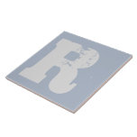 Distressive R Muster industrielle Küchenbadezimmer Fliese<br><div class="desc">Hellstählerne,  blaue Keramik mit bedrücktem hellgrauen R-Buchstaben für industrielle Küchen im Loft-Stil,  Badezimmer.
Personalisieren Sie den Brief,  oder löschen Sie ihn,  wenn Sie mit.
Für das beste Aussehen mischen und mit anderen PiccoGrande Fliesen abstimmen.</div>
