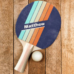 Distrestierte Retro-Streifen mit Vintagem Stil mit Tischtennis Schläger<br><div class="desc">Erhöhen Sie Ihr Tischtenniserlebnis mit den Vintagen Retro Stripes im Distressed Style mit Name Ping Pong Paddle. Mit einem charmanten, Vintag-inspirierten Design mit angeschlagenen Retro-Streifen und personalisiert mit Ihrem Namen, fügt dieses Paddel Ihrem Spiel eine Touch von Nostalgie und Individualität hinzu. Egal ob Sie im Wettkampf oder nur zum Spaß...</div>