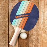 Distrestierte Vintage Retro-Dark mit Namen Tischtennis Schläger<br><div class="desc">Erhöhen Sie Ihr Tischtenniserlebnis mit dem Distressed Vintag Style Retro Dark mit Name Ping Pong Paddle. Mit einem charmanten, Vintag-inspirierten Design mit angeschlagenen Retro-Streifen und personalisiert mit Ihrem Namen, fügt dieses Paddel Ihrem Spiel eine Touch von Nostalgie und Individualität hinzu. Egal ob Sie im Wettkampf oder nur zum Spaß spielen,...</div>