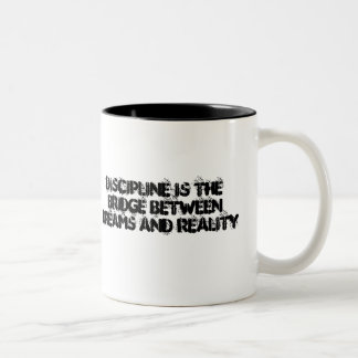 DISZIPLIN IST DIE BRÜCKE ZWISCHEN TRÄUMEN UND DAS ZWEIFARBIGE TASSE