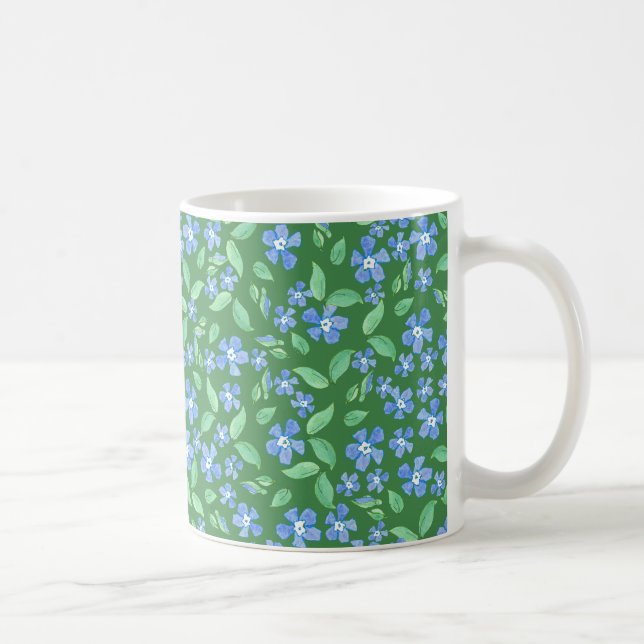 Ditsy Bright Blue Periwinkles auf grüner Flora Kaffeetasse (Rechts)