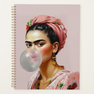 Diva avec foulard floral soufflant bulle gomme