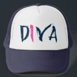 Diva-blauer u. rosa Text-Entwurf Truckerkappe<br><div class="desc">Diva-Textentwurf. Niedlicher dunkler moderner Entwurf des schriftlichen Textes des marineblau und rosa Akzents Hand</div>