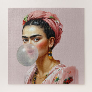 Diva mit Blumenschal bläst Bubble Gum