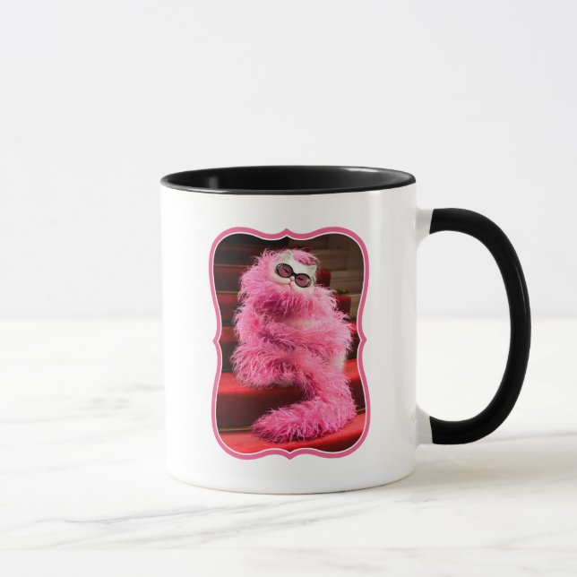 Diva-weiße Katze eingewickelt in der rosa Boa auf Tasse (Rechts)