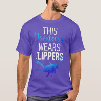 Diver Gift THIS PRINCESS WEARS FLIPPERS Scuba T-Shirt