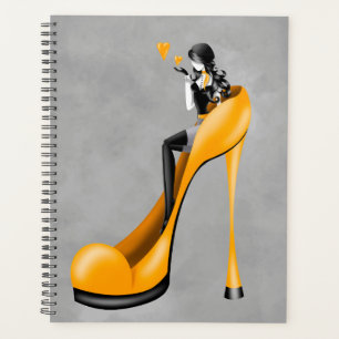 Divinité de la mode en jaune talon aiguille