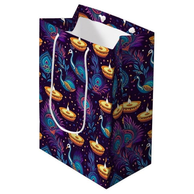 Diwali Midnight Serenity Mittlere Geschenktüte (Vorderseite Schrägansicht)