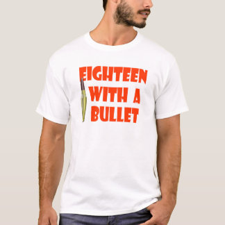 dix-huit avec un T-shirt de balle