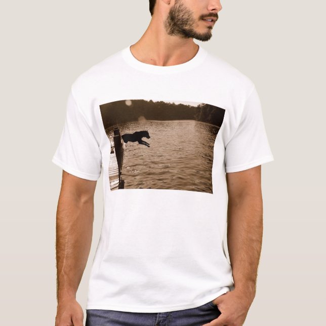 Dixie, das weg vom Dock springt T-Shirt (Vorderseite)