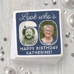 DIY Colors ・ Schauen Sie, wer 60 Geburtstagsparty  Serviette<br><div class="desc">Schau, wer 60 ist! Fügen Sie ihm eine elegante personalisierte Touch zu den 60. Geburtstagsgeschmack-Dekorationen mit stilvollen Foto-Papierservietten hinzu. Bilder und Formulierungen auf dieser Vorlage sind einfach anzupassen. Mit dem Zazzle-Design-Tool können die marineblau-weißen Konturen für Hintergrund, Text und Zahlen individuell angepasst werden. (IMAGE PLACEMENT TIP: Eine einfache Möglichkeit, ein Foto...</div>