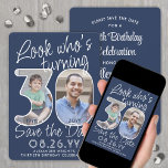 DIY Colors ・ Schauen Sie, wer ist 30 Geburtstagspa Save The Date<br><div class="desc">Schau, wer 30 wird! Laden Sie Ihre Familie und Freunde zu einem bevorstehenden 30. Geburtstag mit elegantem Foto Save the Date Party Einladungen. Bilder und Texte auf dieser Vorlage sind einfach zu personalisieren. Mit dem Zazzle-Design-Tool können die marineblau-weißen Konturen für Hintergrund, Text und Zahlen individuell angepasst werden. (IMAGE PLACEMENT TIP:...</div>