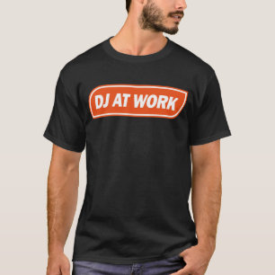 DJ bei der Arbeit - Orange T-Shirt
