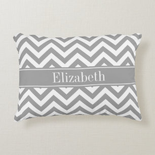 Dk Grau Weiß LG Chevron Dk Grau Name Monogramm Zierkissen