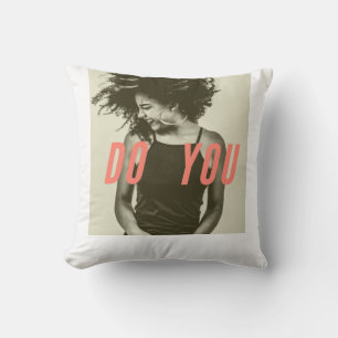 "Do You" Grafik-T-Shirt – Empowerment im Stil Soft Kissen