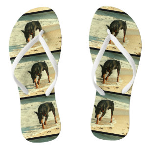 Doberman auf der Strandmalerei Flip Flops