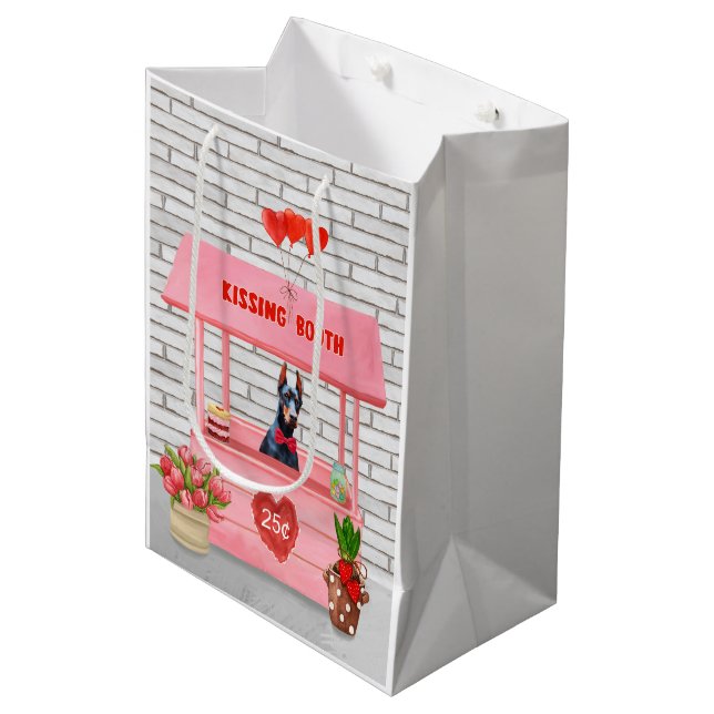 Doberman Dog Valentine's Day Kissing Booth Mittlere Geschenktüte (Vorderseite Schrägansicht)