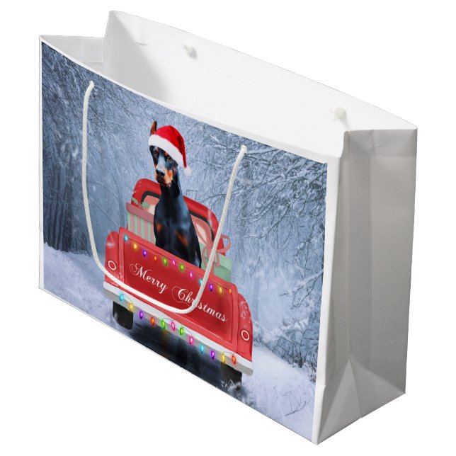 Doberman Hund in Schnee sitzen im Weihnachtswagen Große Geschenktüte (Vorderseite Schrägansicht)