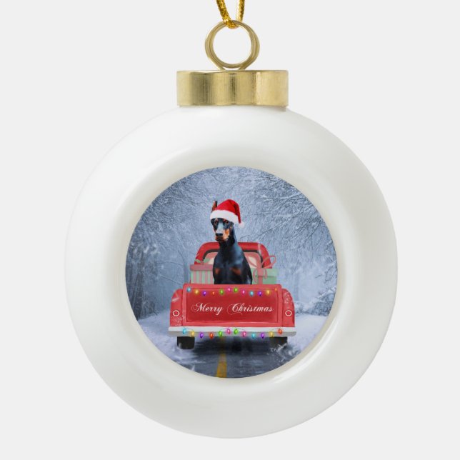 Doberman Hund in Schnee sitzen im Weihnachtswagen Keramik Kugel-Ornament (Vorderseite)