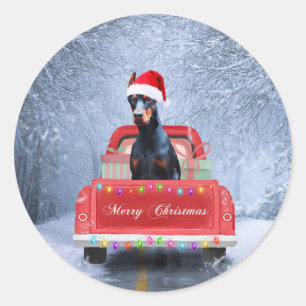 Doberman Hund in Schnee sitzen im Weihnachtswagen Runder Aufkleber