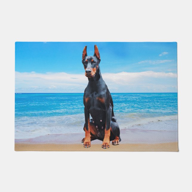 Doberman Hund sitzt am Strand Fußmatte (Vorderseite)