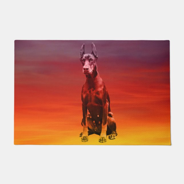 Doberman Hund sitzt am Strand Fußmatte (Vorderseite)
