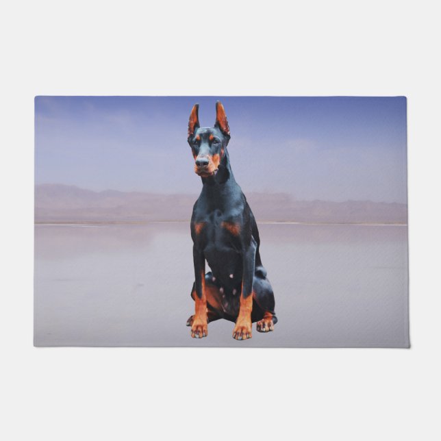 Doberman Hund sitzt am Strand Fußmatte (Vorderseite)