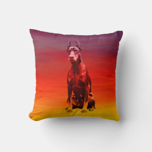 Doberman Hund sitzt am Strand Kissen