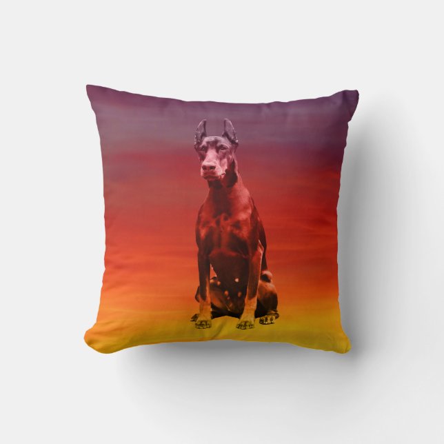 Doberman Hund sitzt am Strand Kissen (Vorderseite)