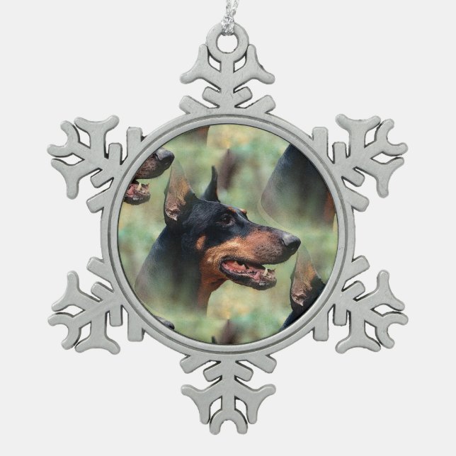 Doberman Pinscher im Wald Schneeflocken Zinn-Ornament (Vorderseite)