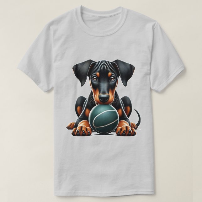 Doberman Puppy spielt mit einem Ball T-Shirt (Design vorne)